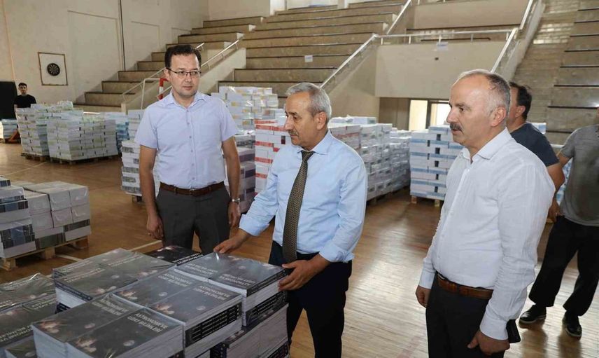 Karabük’te öğrencilerin sıralarında 352 bin ücretsiz ders kitabı hazır