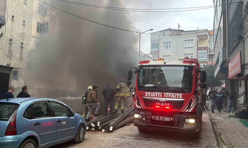 Bahçelievler’de inşaat temelinde çıkan izolasyon yangını çevreye sıçramadan söndürüldü