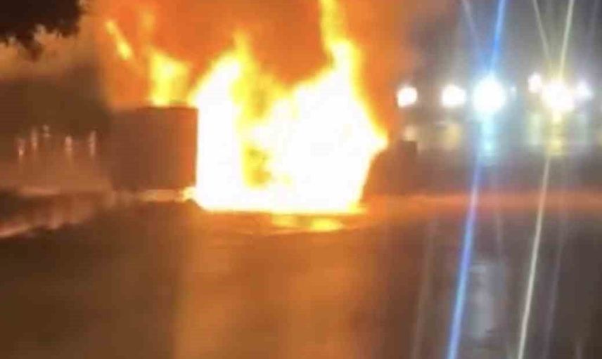 Samsun'da aniden alevlenen otomobil yolu kısa süreli paniğe sürükledi