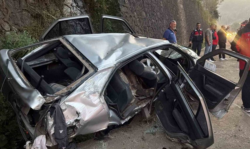 Cenaze dönüşünde otomobil hakimiyetini kaybetti: iki kişi yaralandı