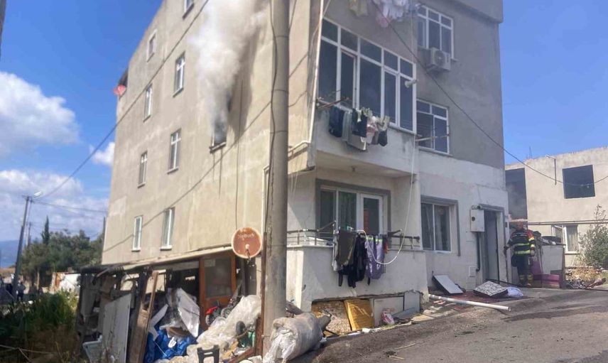 bandırma'da apartman yangını itfaiye tarafından söndürüldü