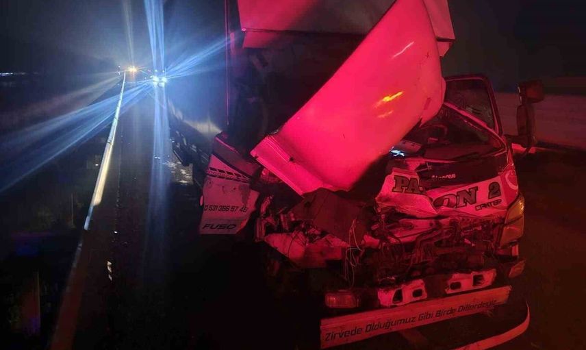 Bozüyük'te gece yarısı arkadan çarpma: kamyon sürücüsü hastaneye kaldırıldı
