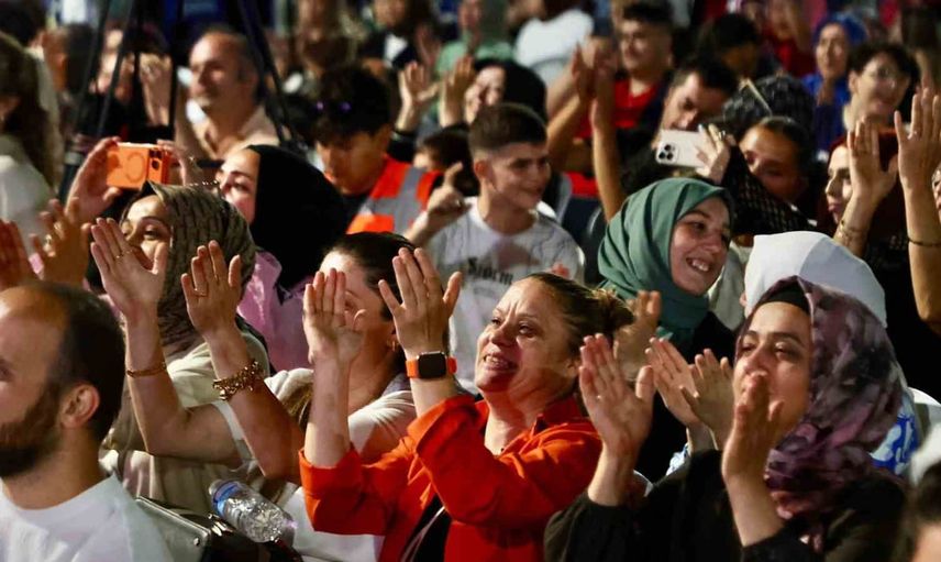 Esenler'de yaz akşamları türküden rock'a geniş repertuvarla canlanıyor