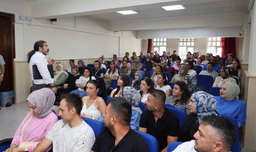 Velilere yönelik Türkiye Yüzyılı Maarif Modeli eğitimi okul-aile-öğretmen bağını güçlendiriyor