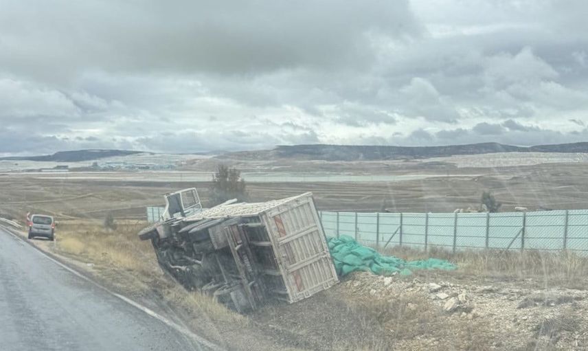 Yağışta kayan kamyon şarampole devrildi, çuvallar yola savruldu