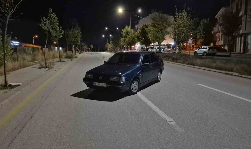 Eskişehir'de denetimde alkol sınırını geçen sürücü otomobilini cadde ortasında bırakarak kaçtı
