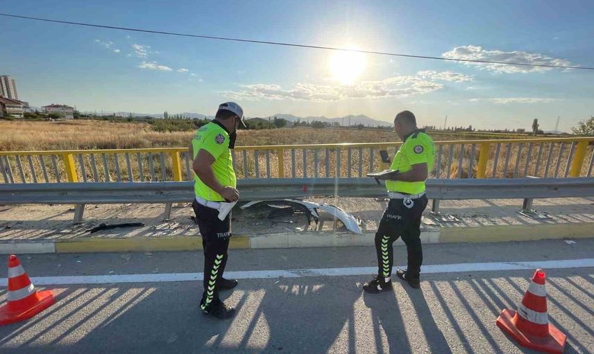 Karaman'da lastik patlaması sonucu bariyerlere çarpan otomobilde sürücü yaralandı