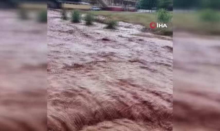 Hatay'da kısa süreli sağanak tarım arazilerini sele çevirdi