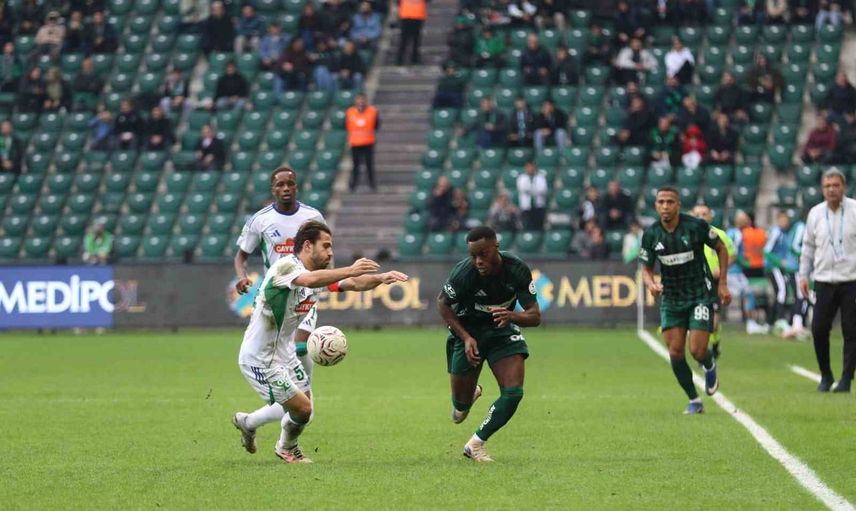 Kocaelispor ve Çaykur Rizespor'da ilk 45 dakika: üstünlük var, gol yok