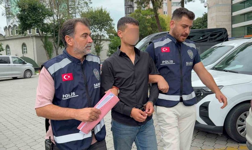 Atakum'da yol kontrolünde durdurulan 21 yaşındaki kişinin üzerinden ruhsatsız tabanca çıktı