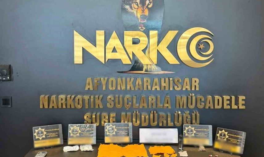 Afyonkarahisar'da takibe alınan zanlının üzerinde çok sayıda uyuşturucu ve yaklaşık 40 bin lira bulundu