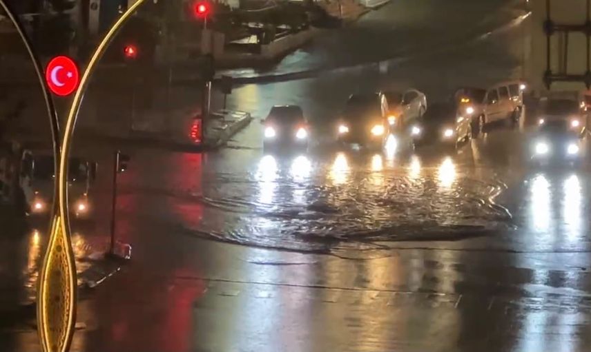 Gaziantep'te akşam sağanağı yolları su altında bıraktı