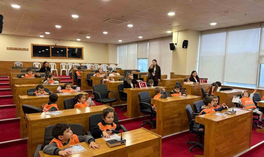 Belediyede minik ziyaretçiler başkan Çetinkaya ile tanıştı