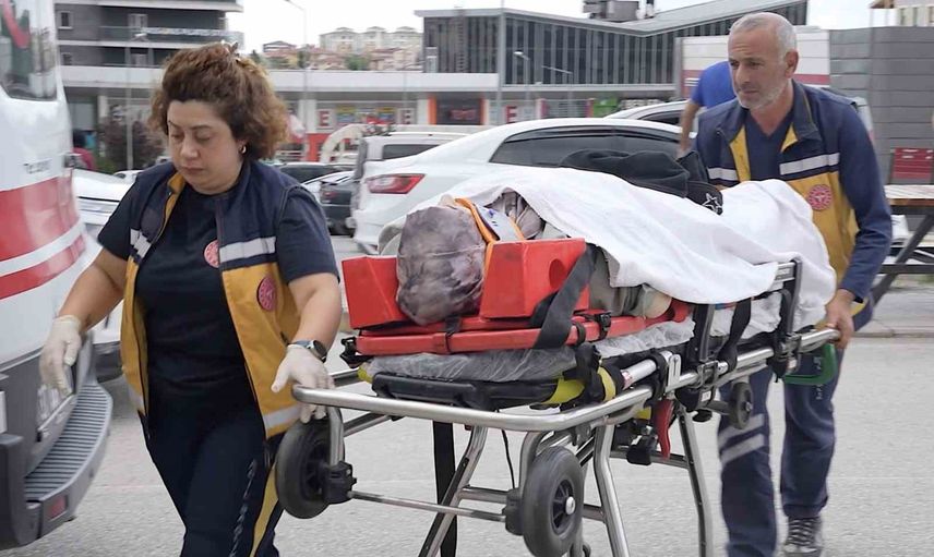 Seydiler kavşağında trafik kazası: otomobil kavşağa dönen kamyona çarptı, dört yaralı