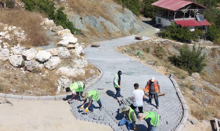 Tarsus'ta Boztepe mahalle yolları 3 bin metrekare parke ve heyelan onarımlarıyla açıldı