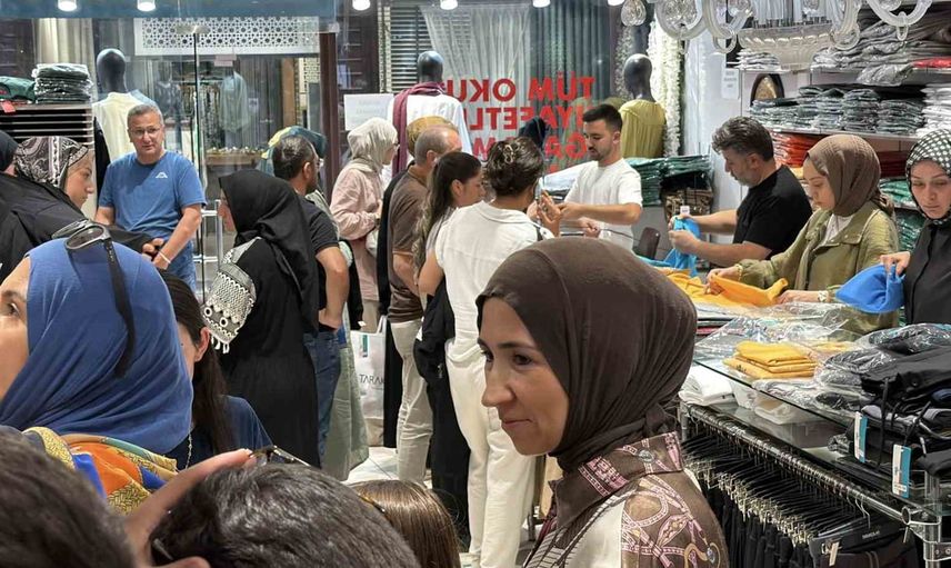 Tarihi Yukarı Çarşı'da okul sezonu telaşı: adım atacak yer kalmadı