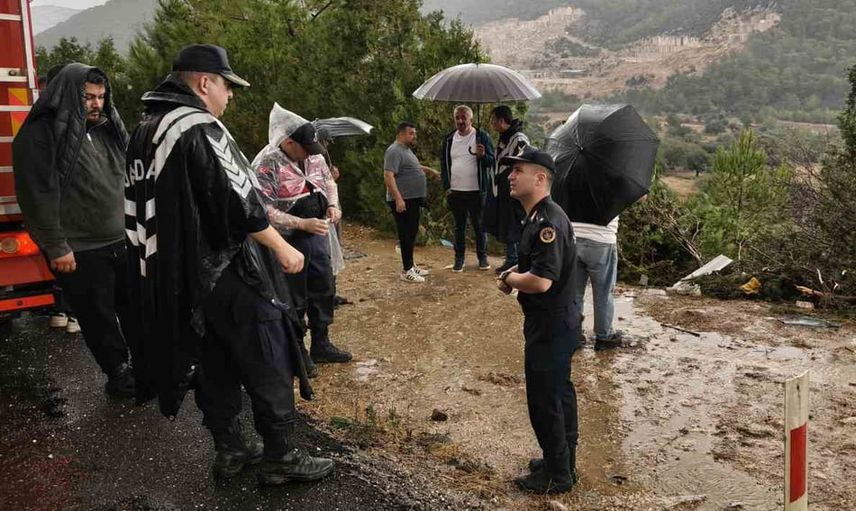 Silifke'de yağışta kayganlaşan yolda minibüs şarampole yuvarlandı: 17 yaralı