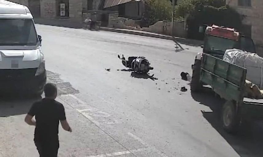 Mut'taki kavşakta çarpışma güvenlik kamerasına yansıdı: motosiklet traktörün ön kısmının altına girdi