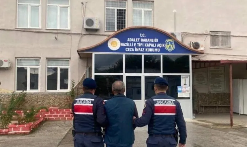 Kuyucak'ta jandarmanın ev baskınında çok sayıda silah ve mühimmat ele geçirildi