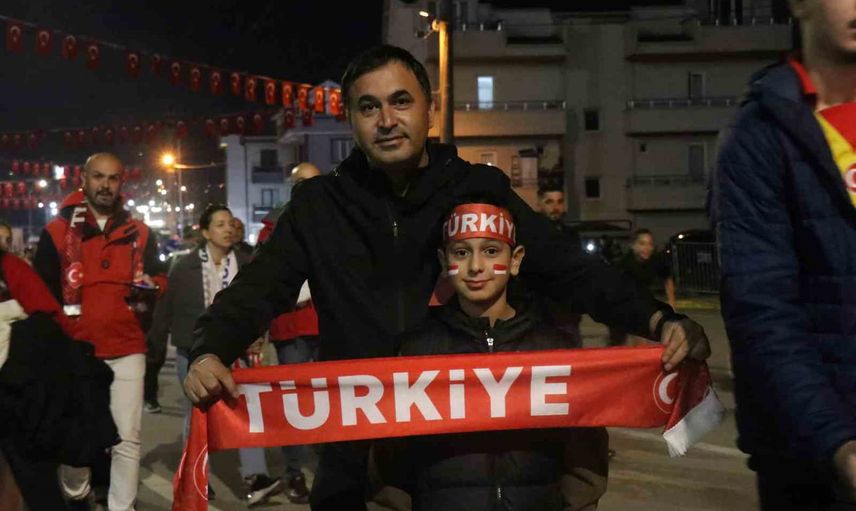 Binlerce taraftar Kocaeli'de Fransa maçı öncesi stada akın etti