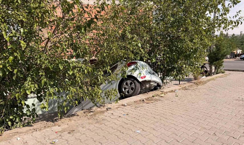 Aziziye'de beklenmeyen kaza: suv istinat duvarından aşağı düştü