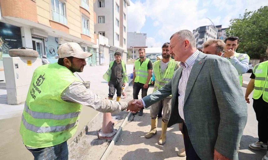 Büyükakın Çayırova'da Uğur Mumcu Caddesi'ni geleceğe hazırladı, esnafla bir araya geldi