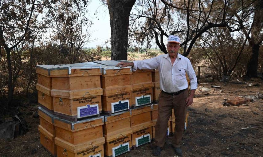 Arılarına kavuştu: Manisa Büyükşehir desteğiyle yangından etkilenen arıcıya 20 kovan