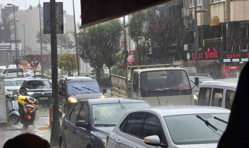 Bandırma'da aniden bastıran sağanak günlük hayatı etkiledi