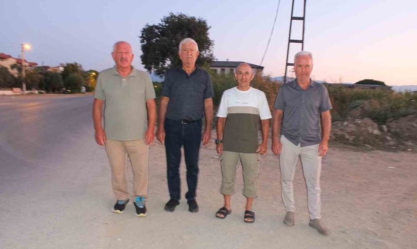 Altınyol'un kaldırımsız hali Ören'de yaya güvenliğini zedeliyor