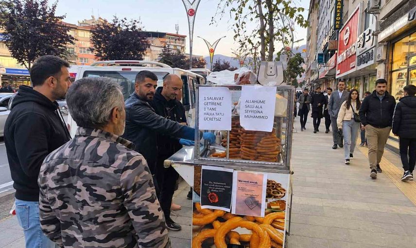 Hakkari'de salavat karşılığında halka tatlı ikramı ilgi topladı