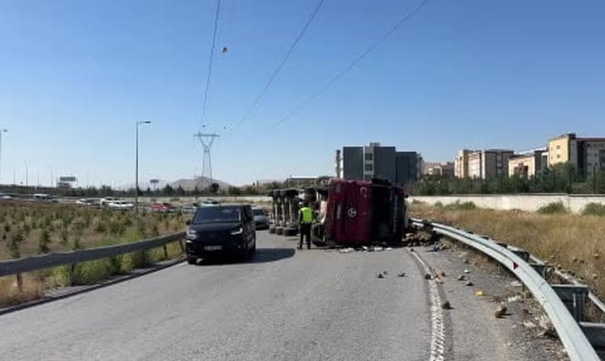 Kayseri'de Kuzey Çevre Yolu'nda pancar yüklü tır kontrolden çıkarak devrildi