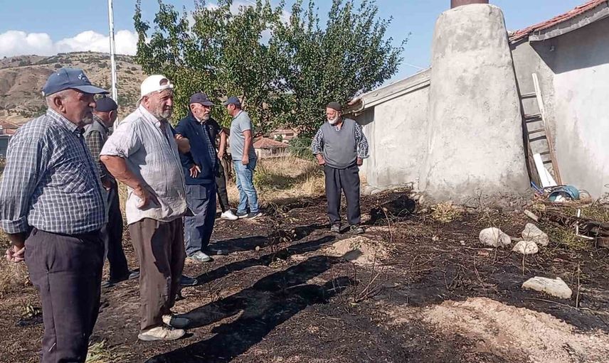 Kıvılcımlar buğday tarlasını tehdit etti: itfaiye hızlıca söndürdü