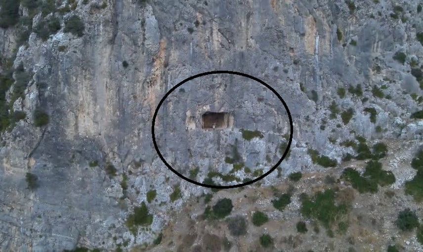 Dağ yüzeyindeki mağarada mahsur kalan kişi AFAD ve itfaiye tarafından kurtarıldı