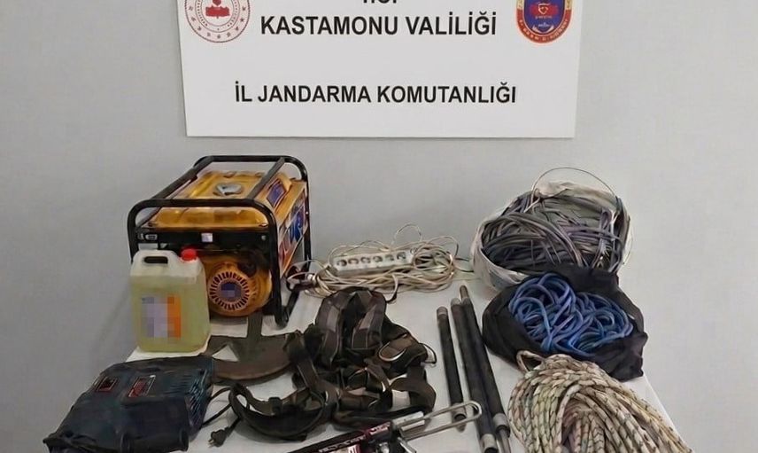 Fotokapanla yakalanan kaçak kazı şüphelileri adli sürece teslim edildi