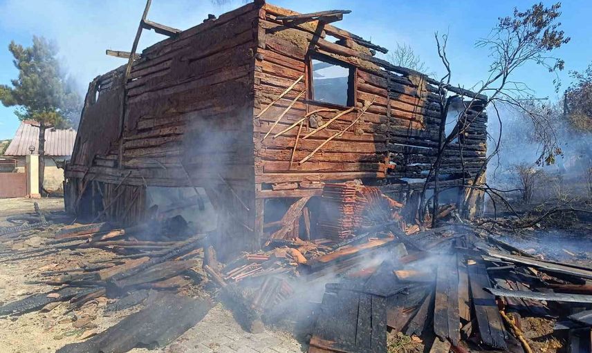 Gerede'nin Yağdaş köyünde ahşap ev küle döndü