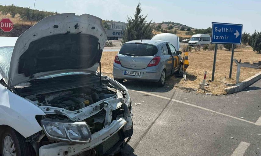 Kula'da dönüş girişiminde çarpışma: bir kişi hastaneye kaldırıldı
