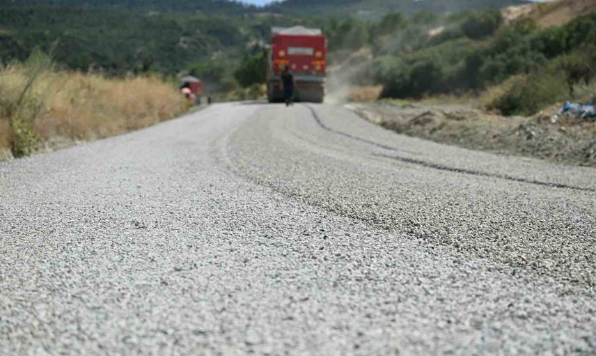 Selendi'de kırsal bağlantı yolu 26 yıl sonra modern yüzüne kavuşuyor