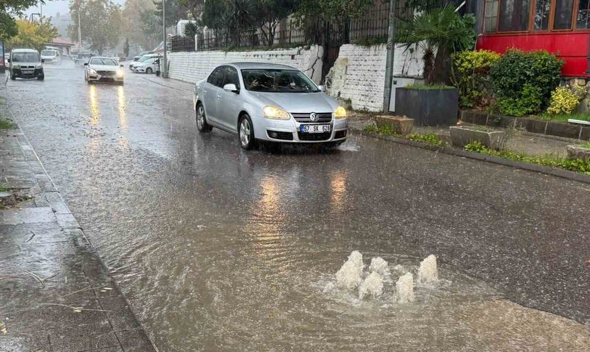 Zonguldak’ta sağanak yaşamı aksattı, motokuryelere trafik yasağı getirildi