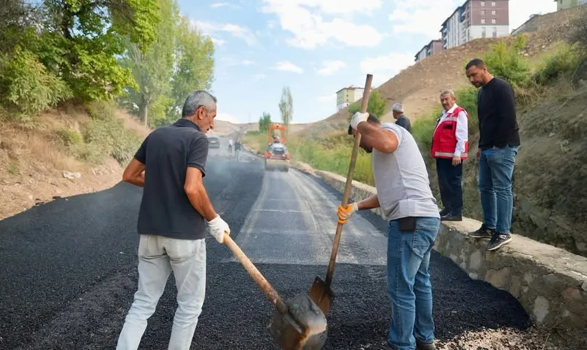 Darende’de ulaşım altyapısına yatırım: Yunuslar Deresi mevkiinde asfalt çalışmaları sürüyor