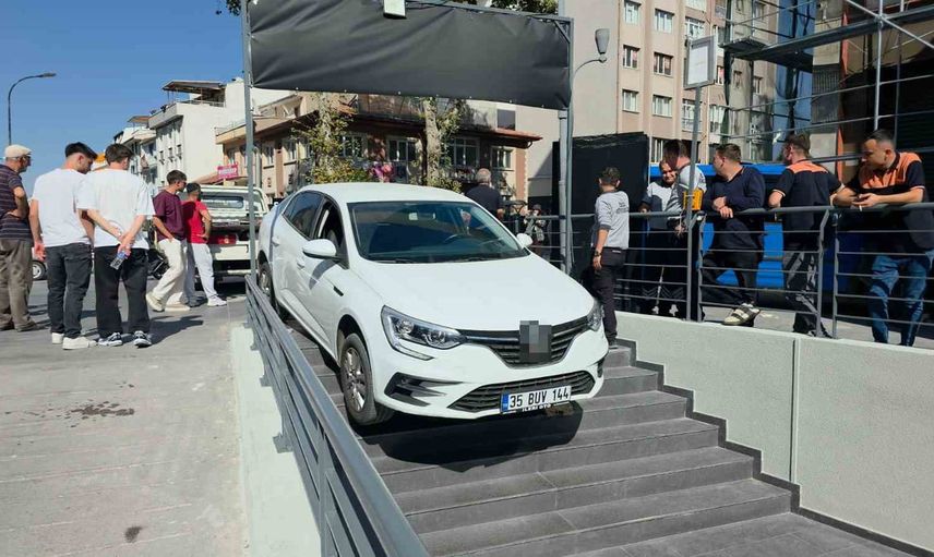 Market merdivenlerinde asılı kalan otomobil kentte kısa süreli şaşkınlık yarattı