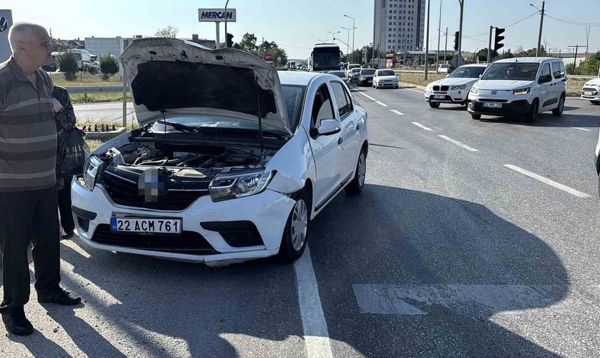 Havsa kavşağında çarpışma: iki kişi yaralandı