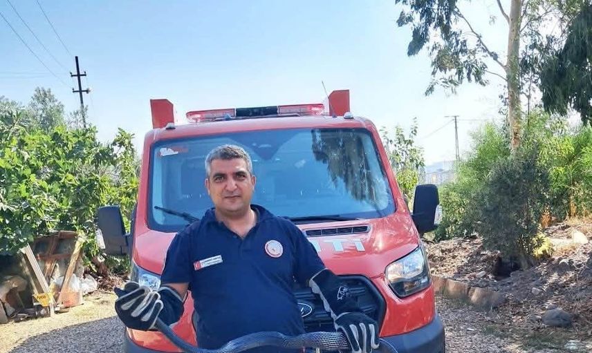 Bahçede ortaya çıkan iki metrelik yılan itfaiye tarafından doğaya salındı