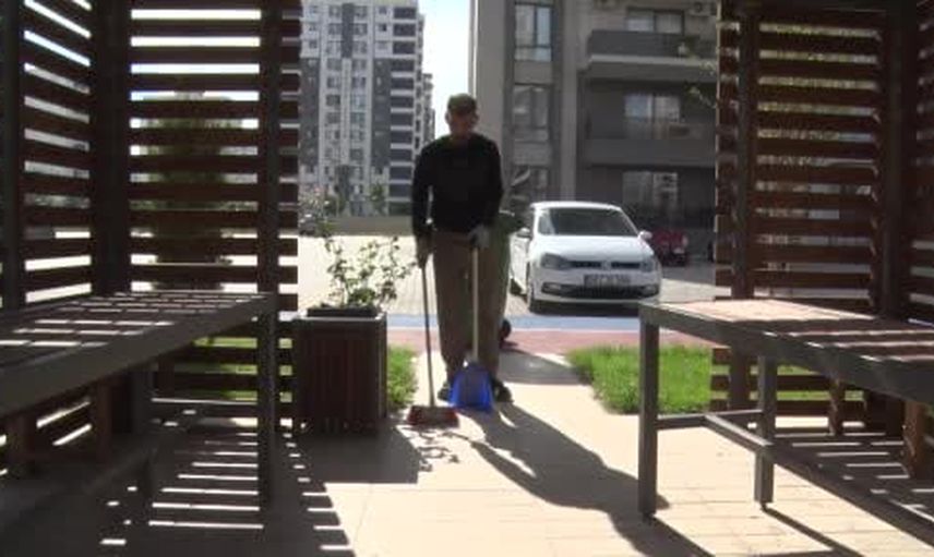 Apartman görevlisinin molalarında doğan şiirler iki kitaba dönüştü