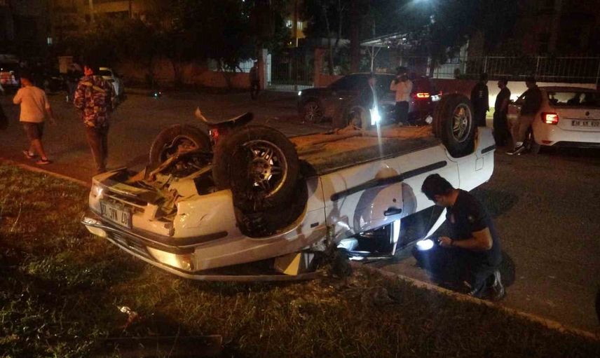Gece yarısı refüje çarpan araç takla attı: sürücü yaralandı