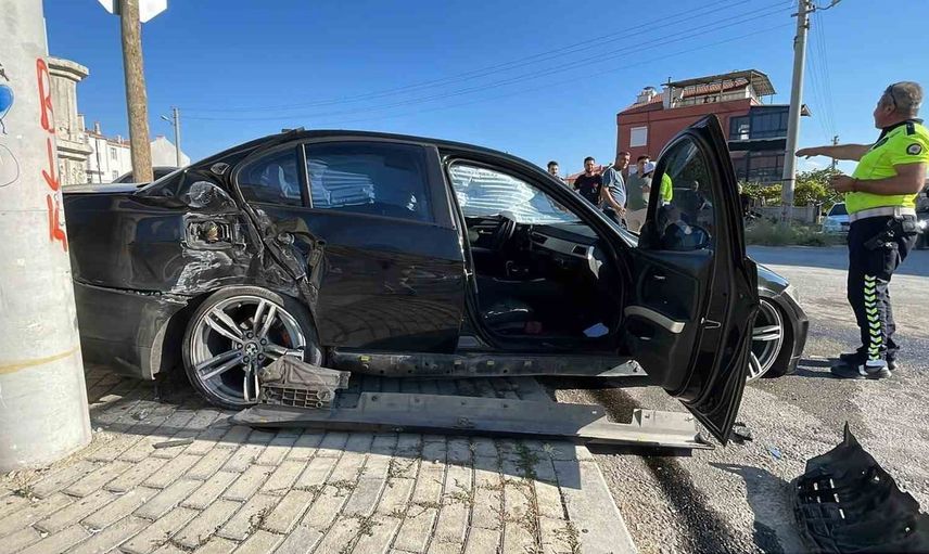 Karaman'da kavşakta çarpışma: beş kişi tedavi altına alındı