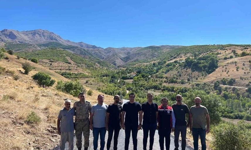 Kemah'ta Konuksever köyünde asfalt çalışmalarıyla ulaşım iyileştiriliyor