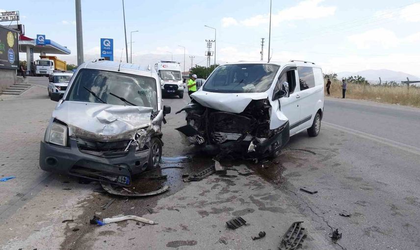 Malatya'da trafik kazasının çarpışma anı kameralara yansıdı