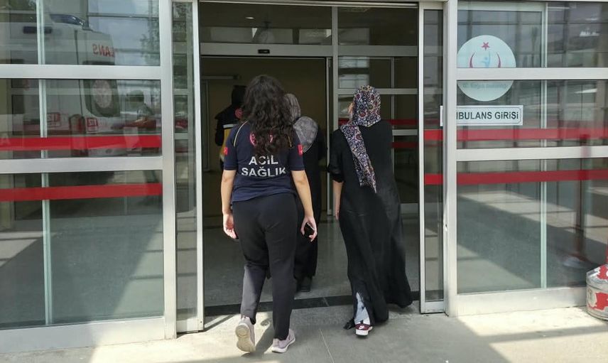 Adıyaman'da park önünde motosikletin çarpması sonucu iki yaya yaralandı
