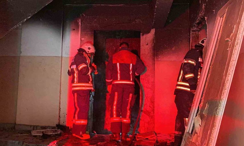 Rızaiye’de metruk 5 katlı binada çıkan yangın kısa sürede kontrol altına alındı