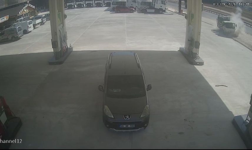 Kontrolden çıkan kamyonet tadilat halindeki istasyona daldı